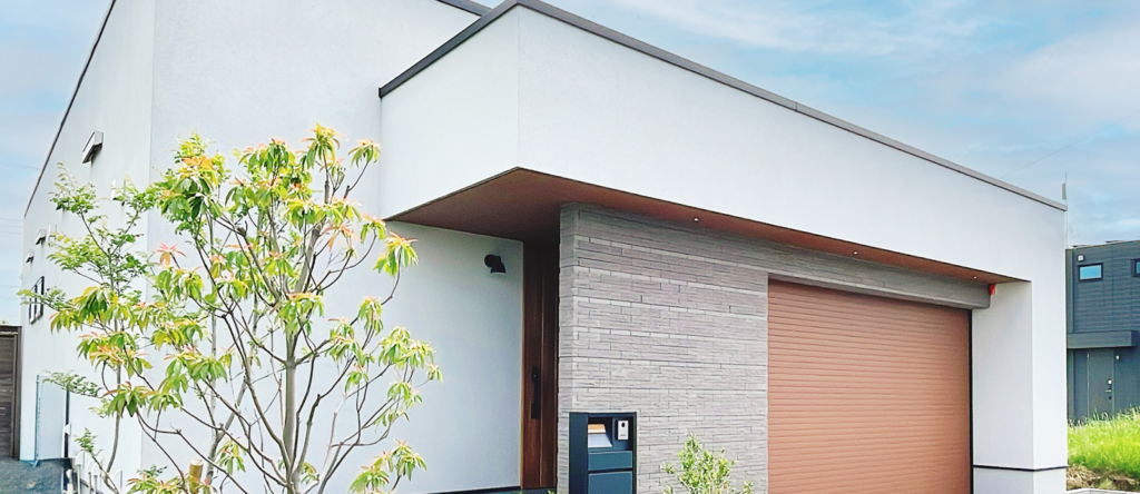 シーサンドコートの外壁材とタイルを組み合わせた平屋のガレージハウス