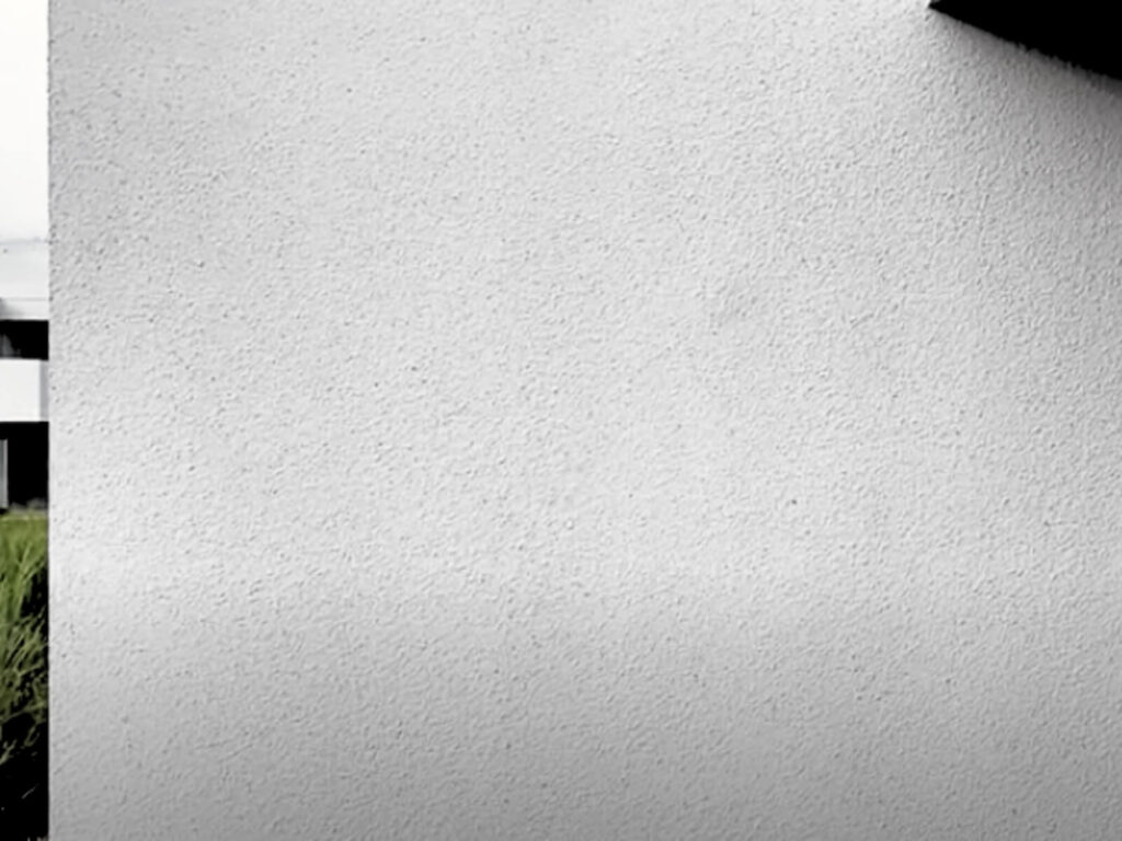 シーサンドコートは、自然素材を配合した吹付仕上げのため、表面に細かな凹凸がある