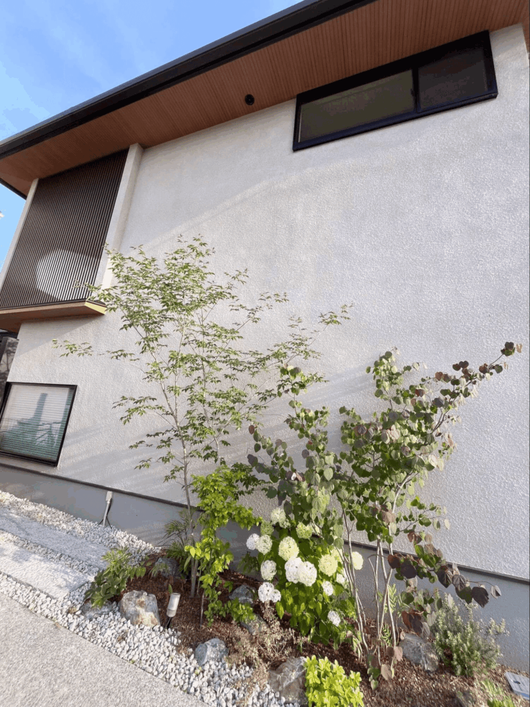 、外観のアクセントとして化粧格子を取り入れた2階建ての住まい