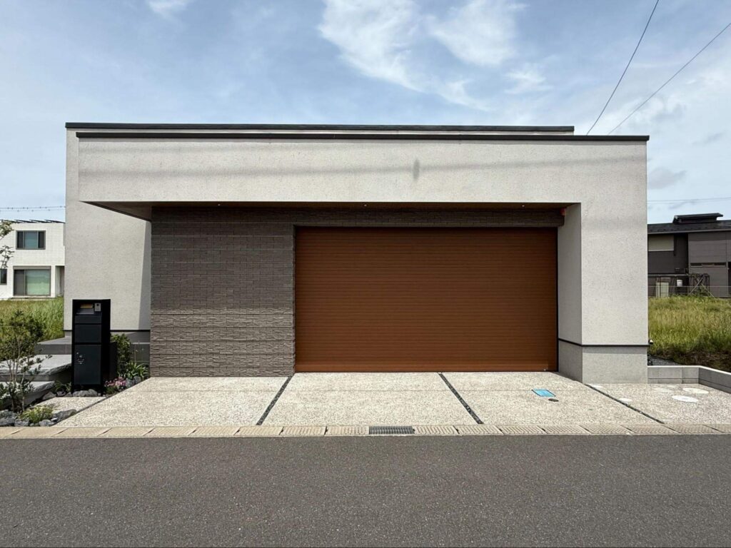 均一すぎない自然な凹凸と手作業ならではの質感が合わさることで、主張しすぎないのにどこか品のある雰囲気