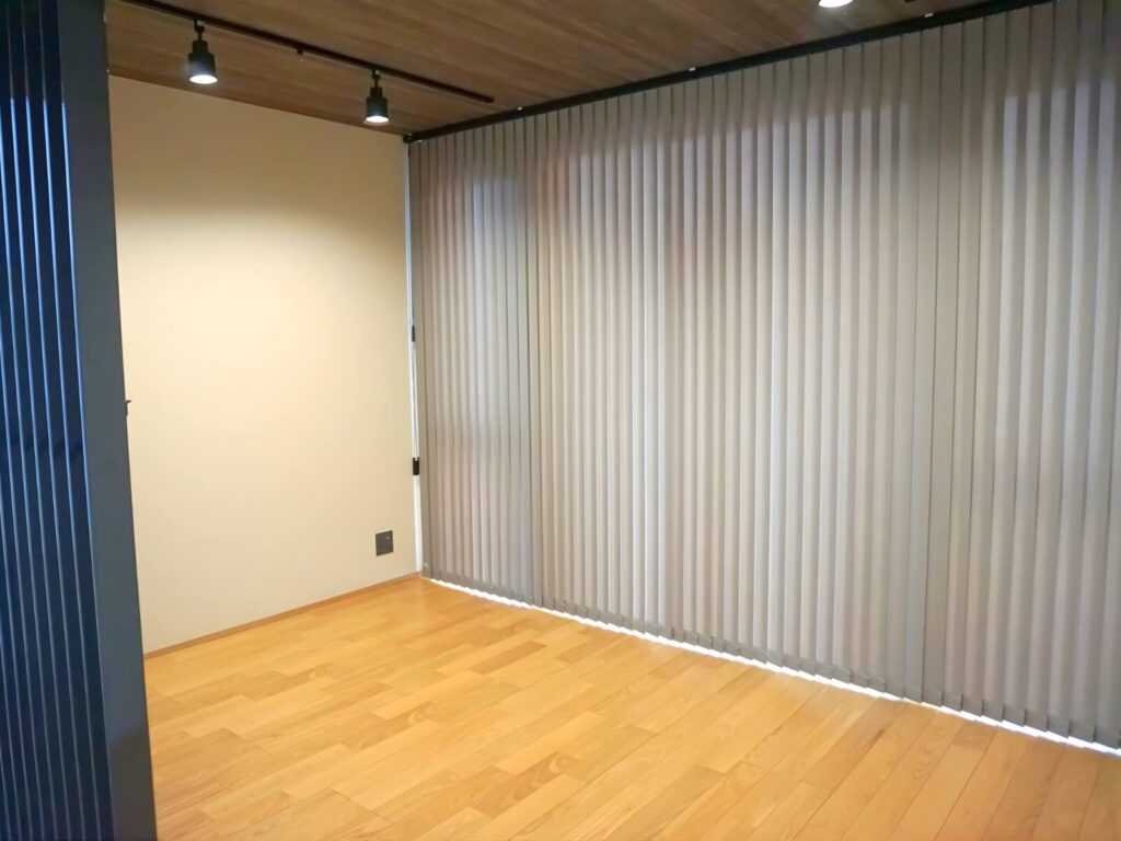 ▲2階に設けたピラティスルーム。大きな窓から光が差し込む、明るく開放的な空間です。
