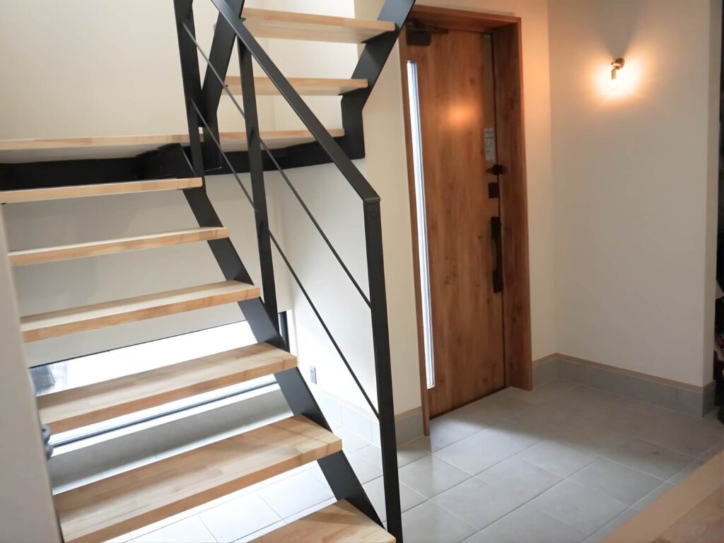 ▲玄関土間には床暖房を仕込み、愛猫もお気に入りの場所として定着しました。
