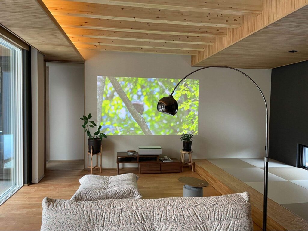 ▲猫も大満足のリビング。プロジェクターでゆっくり映画を楽しむ夜は、ご夫婦の特別な時間になっています。
