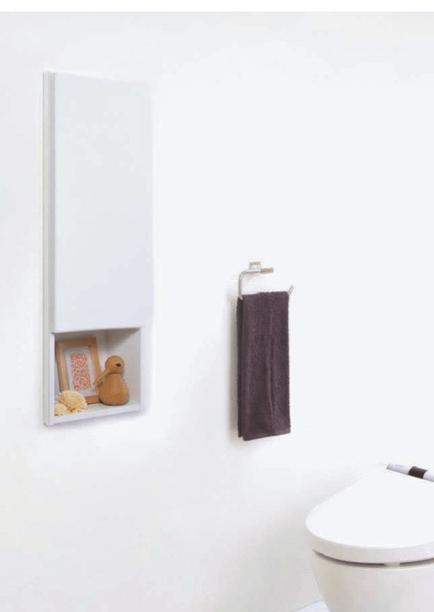 サニタリーウォールは、トイレットペーパーや掃除用品などを収納できる壁面収納です。限られたスペースでも収納場所を確保できるため、トイレ内を整理しやすくなります。