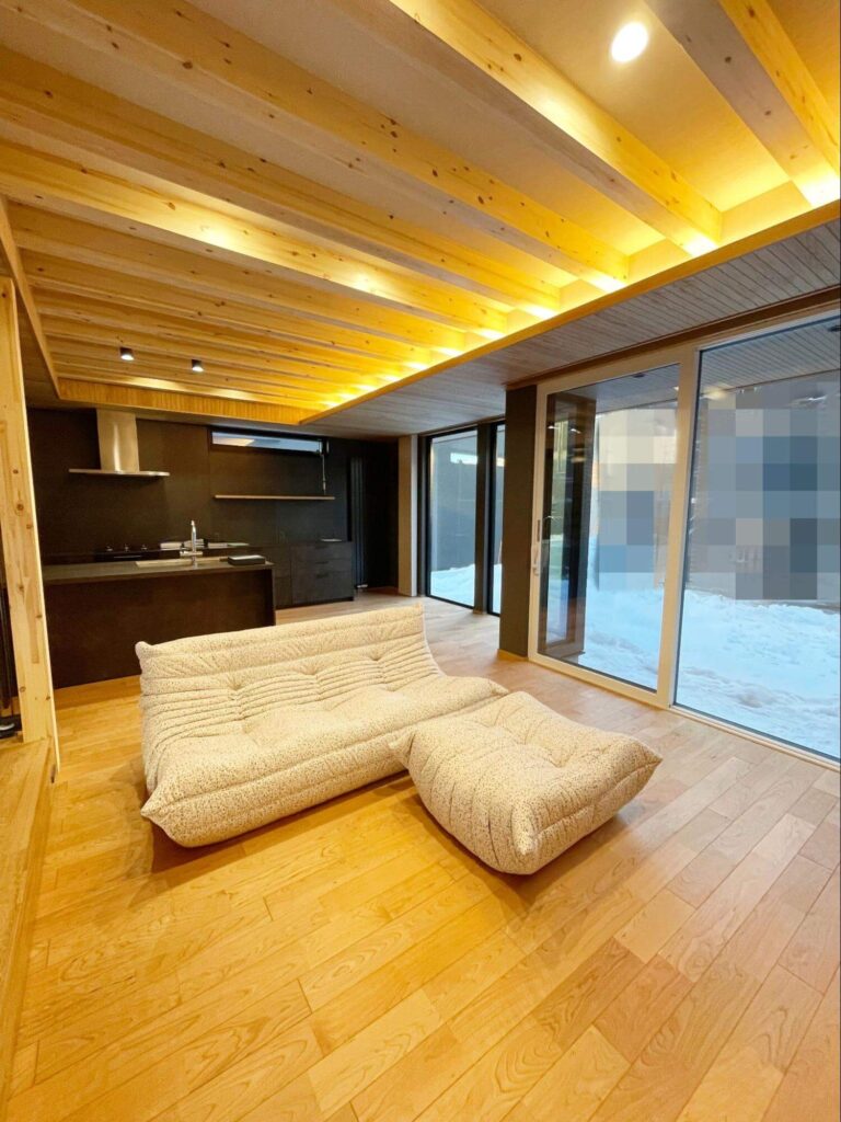 ▲大開口の窓が印象的なリビング。「住友林業の良さを全部生かした家づくりができた」とご主人はおっしゃっていました。
