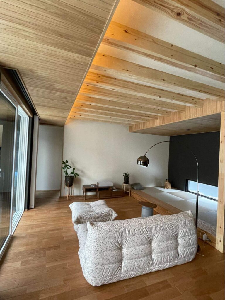 ▲ご夫婦のお住まいは北海道・札幌近郊。内と外がつながる設計が、暮らしの気持ちよさを生み出しています。
