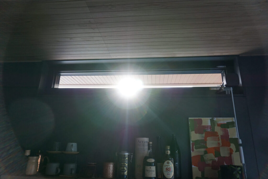 ▲キッチン上部に設けた採光専用の横長窓。差し込む朝の光がダイニング全体を照らします。
