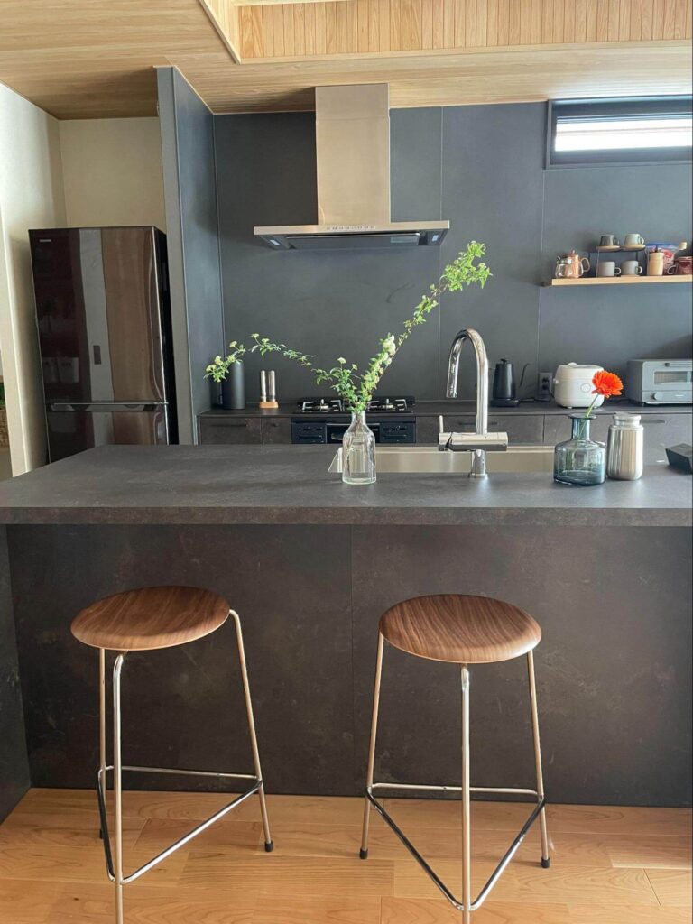 ▲キッチンにはキッチンハウスとミーレの食洗機を採用。広いカウンタースペースで、ふたり並んでの料理も快適になりました。
