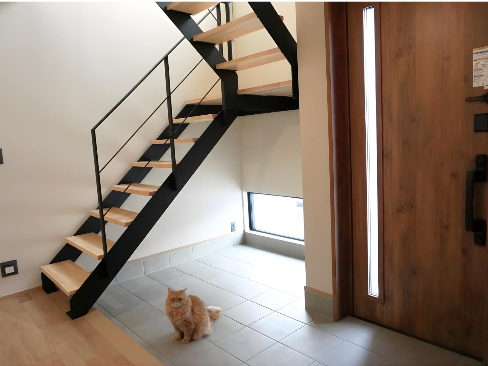 ▲玄関に設けた鉄骨のオープン階段。来客が入ってすぐ目に入る場所に配置し、住まいの第一印象をつくる「顔」でありつつも、玄関のちょっとした「おこもりスペース」をつくる役割も果たしています。