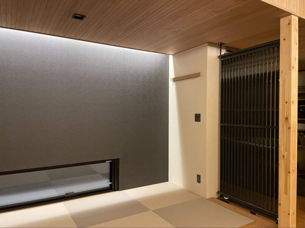 ▲リビングの格子状パネルはこう見えて冷暖房機器。スタイリッシュな見た目のまま、空間全体の温度をやさしく整えてくれます。
