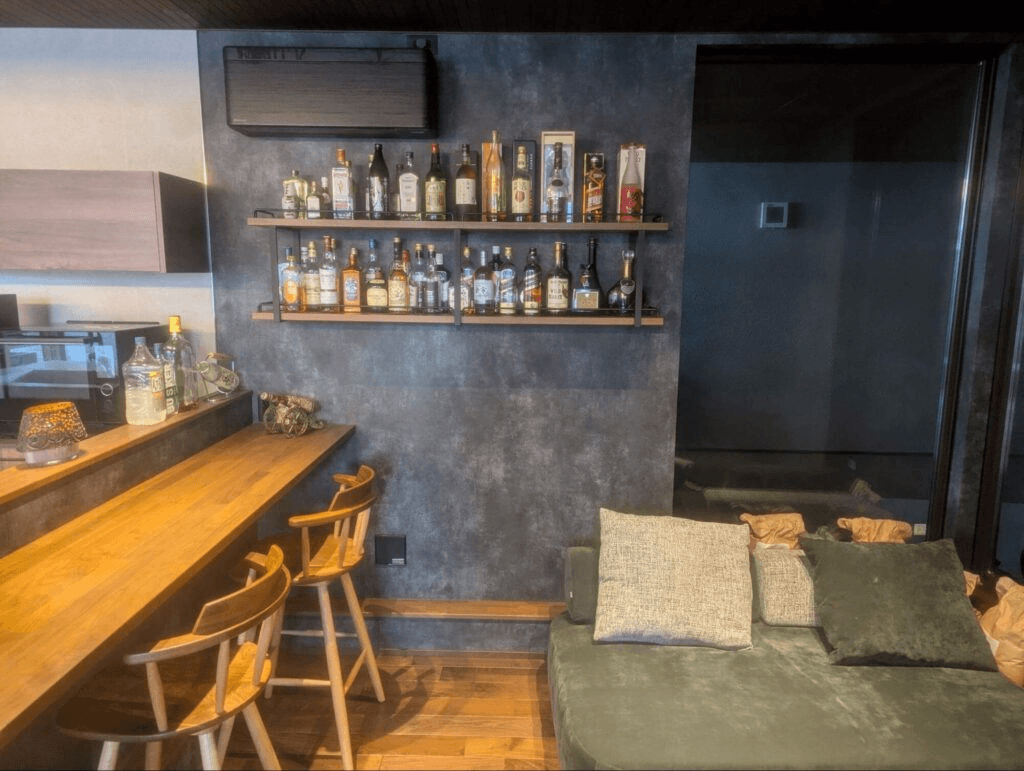 リビングにはご主人お気に入りのバースペースを設置。ガレージを眺められる設計になっており、お酒を楽しみながら愛車を眺めることができます。

