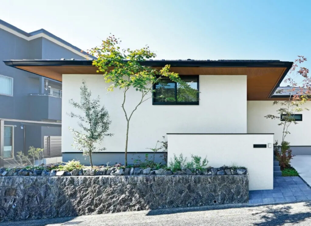 リブ木目調V軒天LSは、住友林業のカタログや公式サイトでも見かけることの多い軒天です。もっとも「住友林業らしさ」を感じるデザインのため、多くの人に選ばれています
