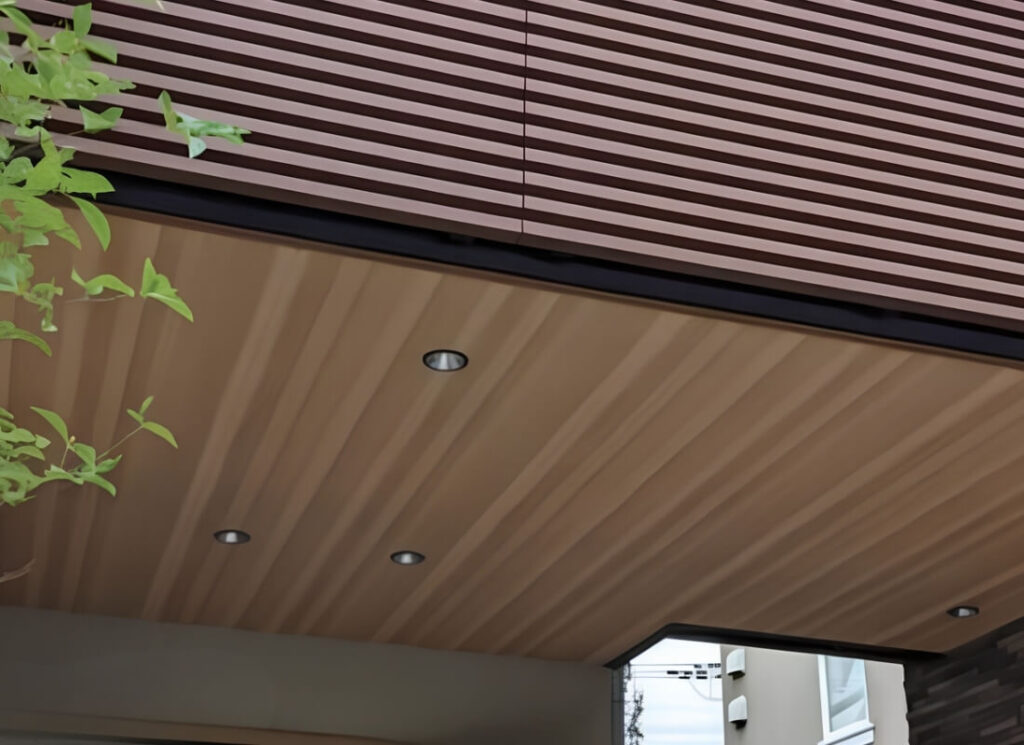 もうひとつの木目調軒天として用意されているのが、ニチハ製の「Wood Style 軒天LS」および「木調塗装軒天LS」です